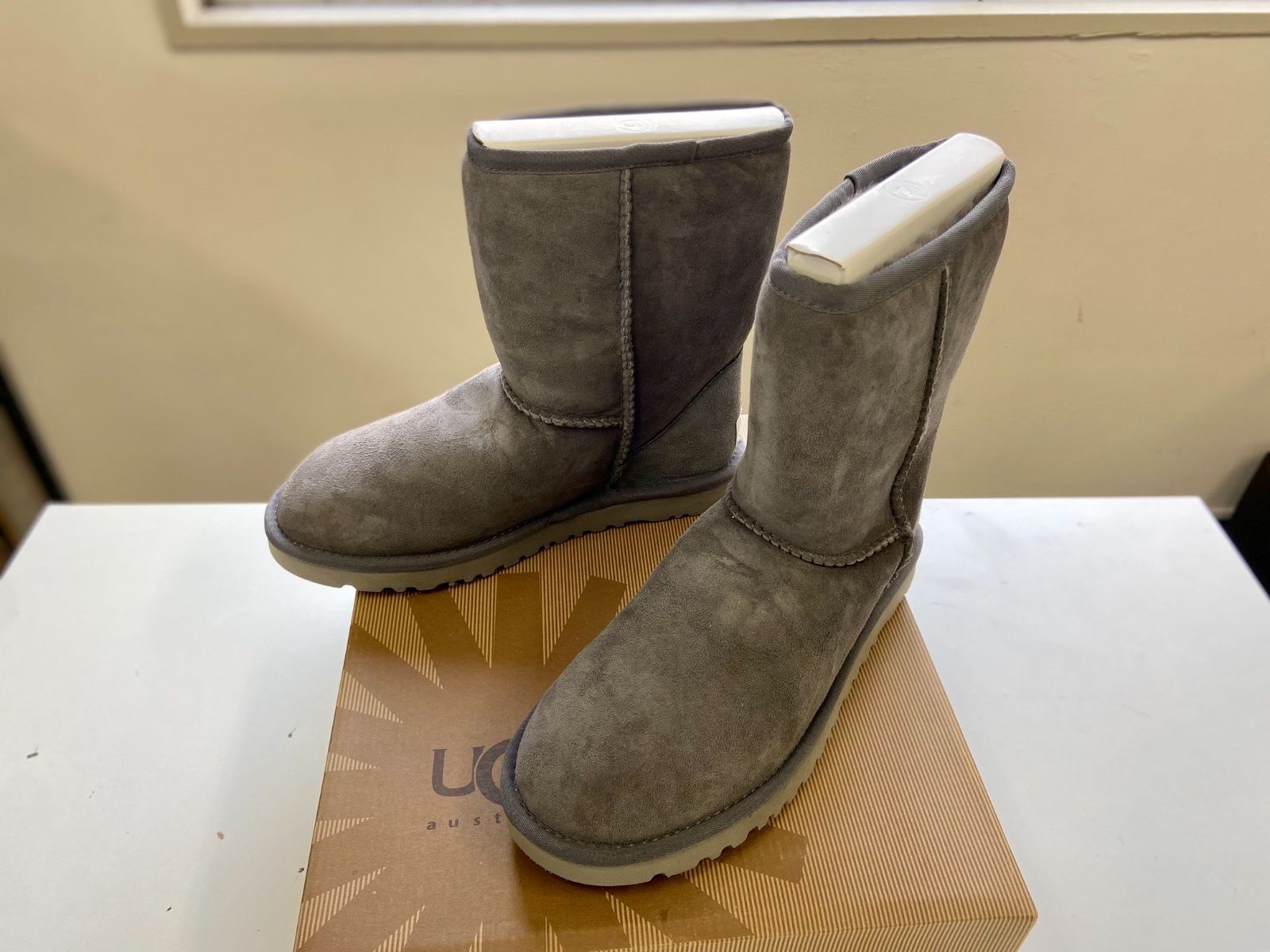 新品/未使用】UGG/ アグ ショートブーツ グレー W CLASSIC SHORT 5825