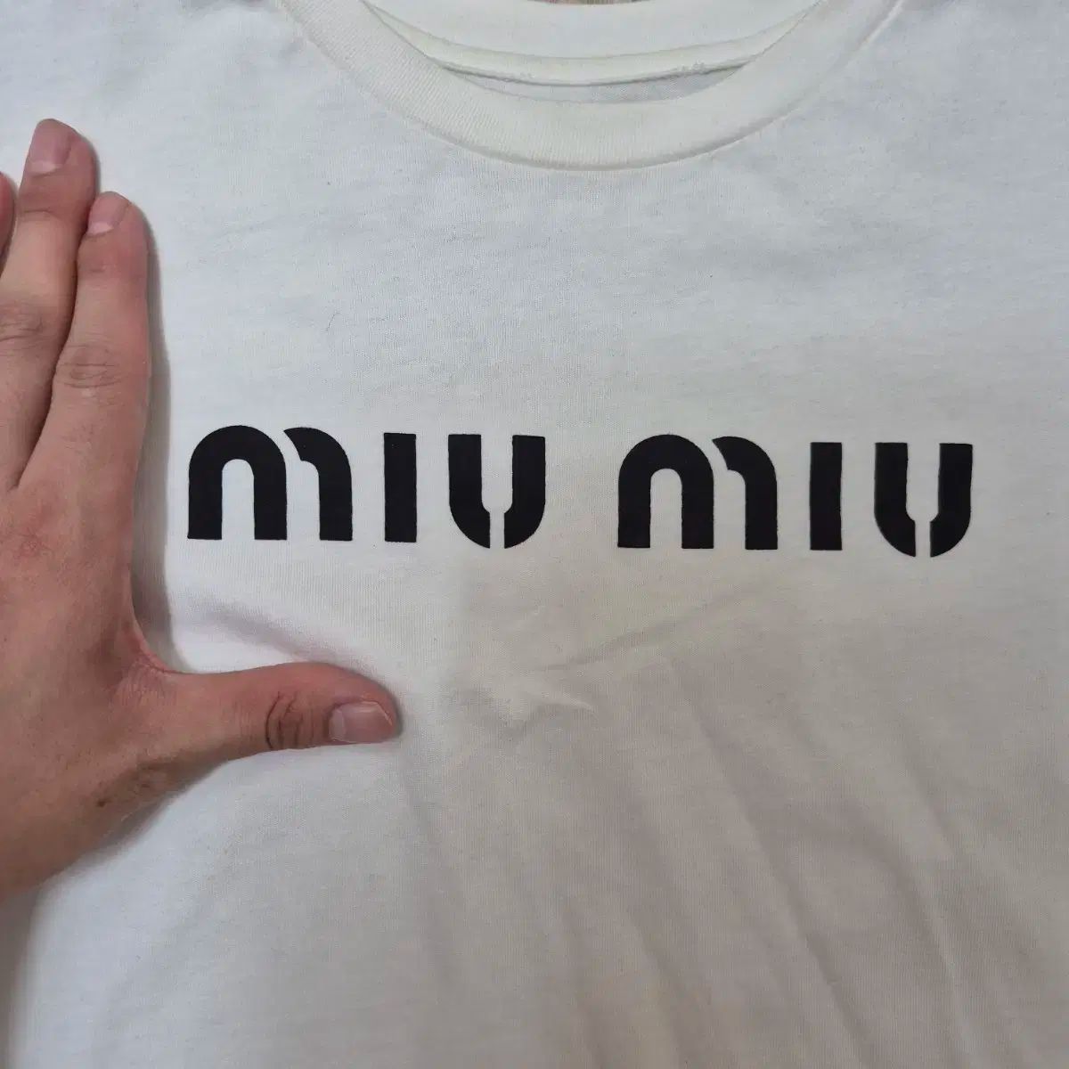 MIUMIU　アイボリー ロゴ Tシャツ 半袖 ☆送料・関税込☆MIUMIU☆ロゴ クロップ 半袖 Tシャツ☆ (MiuMiu