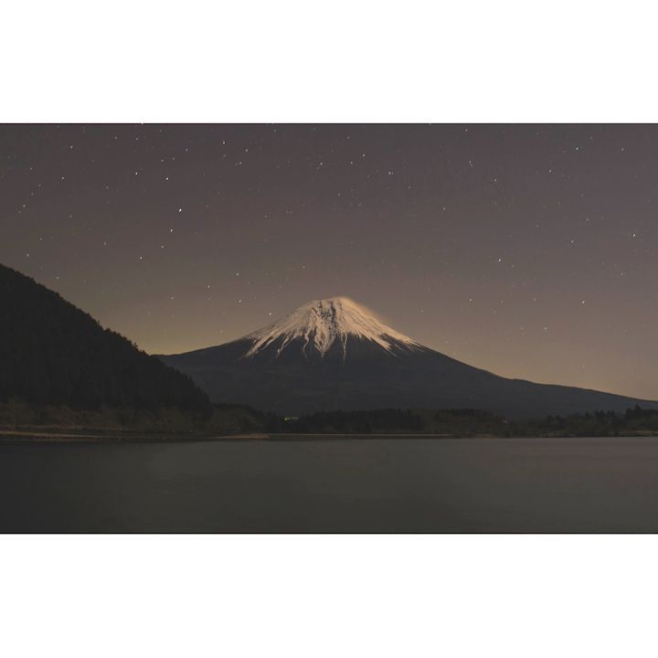 絵画風 壁紙ポスター (はがせるシール式) 星空の黒富士 満天の星空 富士山 スターダスト モノクロ キャラクロ FJS-038W1 (ワイド版 921mm×576mm) ＜日本製＞ ウォールステッカー お風呂ポスター