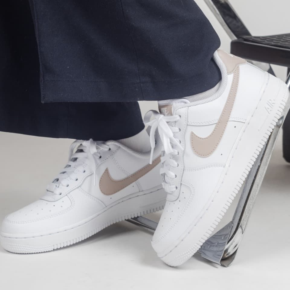 ナイキ WMNS AIR FORCE 1 '07 ホワイト/サテンピンク 25cm NIKE エアフォース1 315115-169 - メルカリ