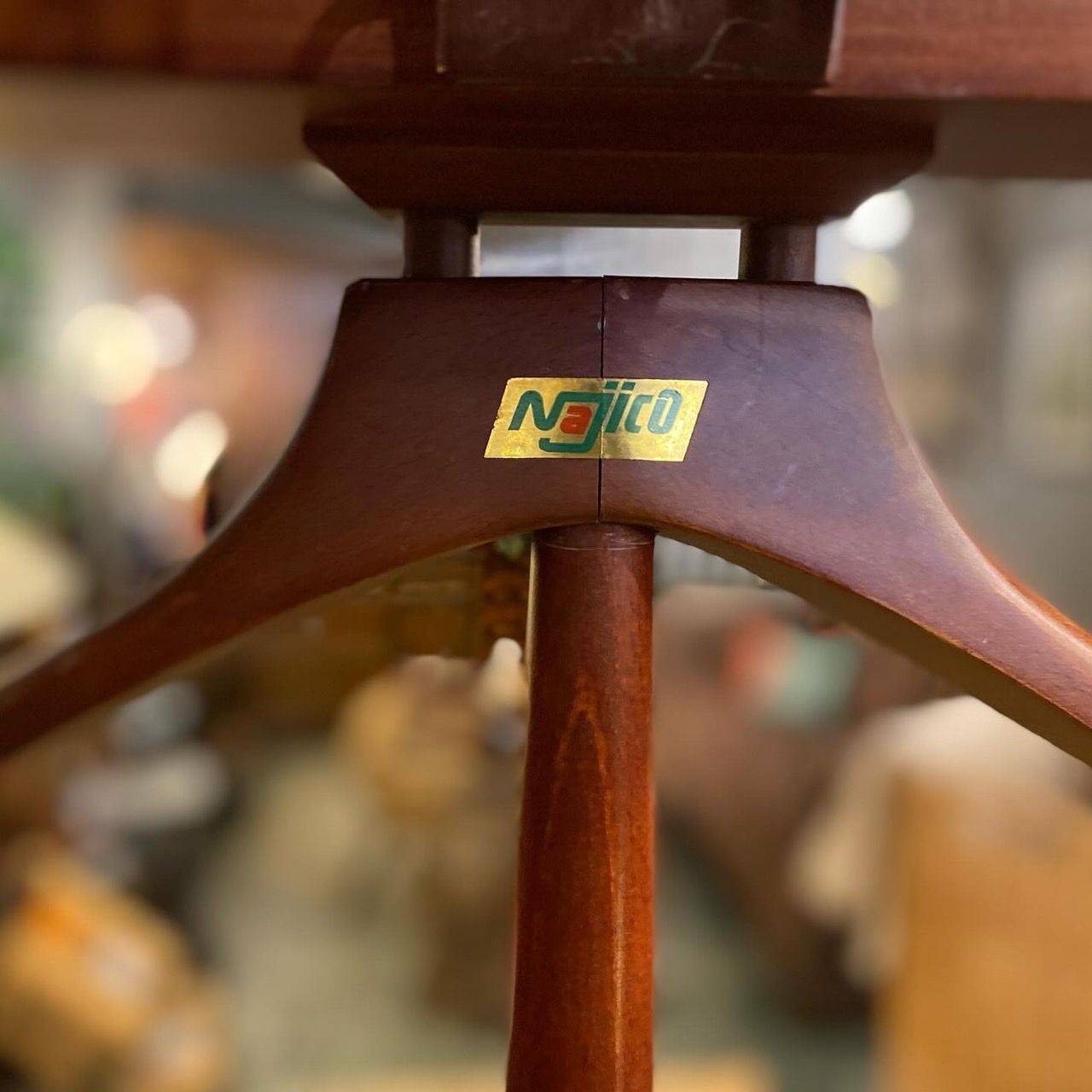 ウッドスーツハンガー ラック ブラウン○E073A072 - メルカリ