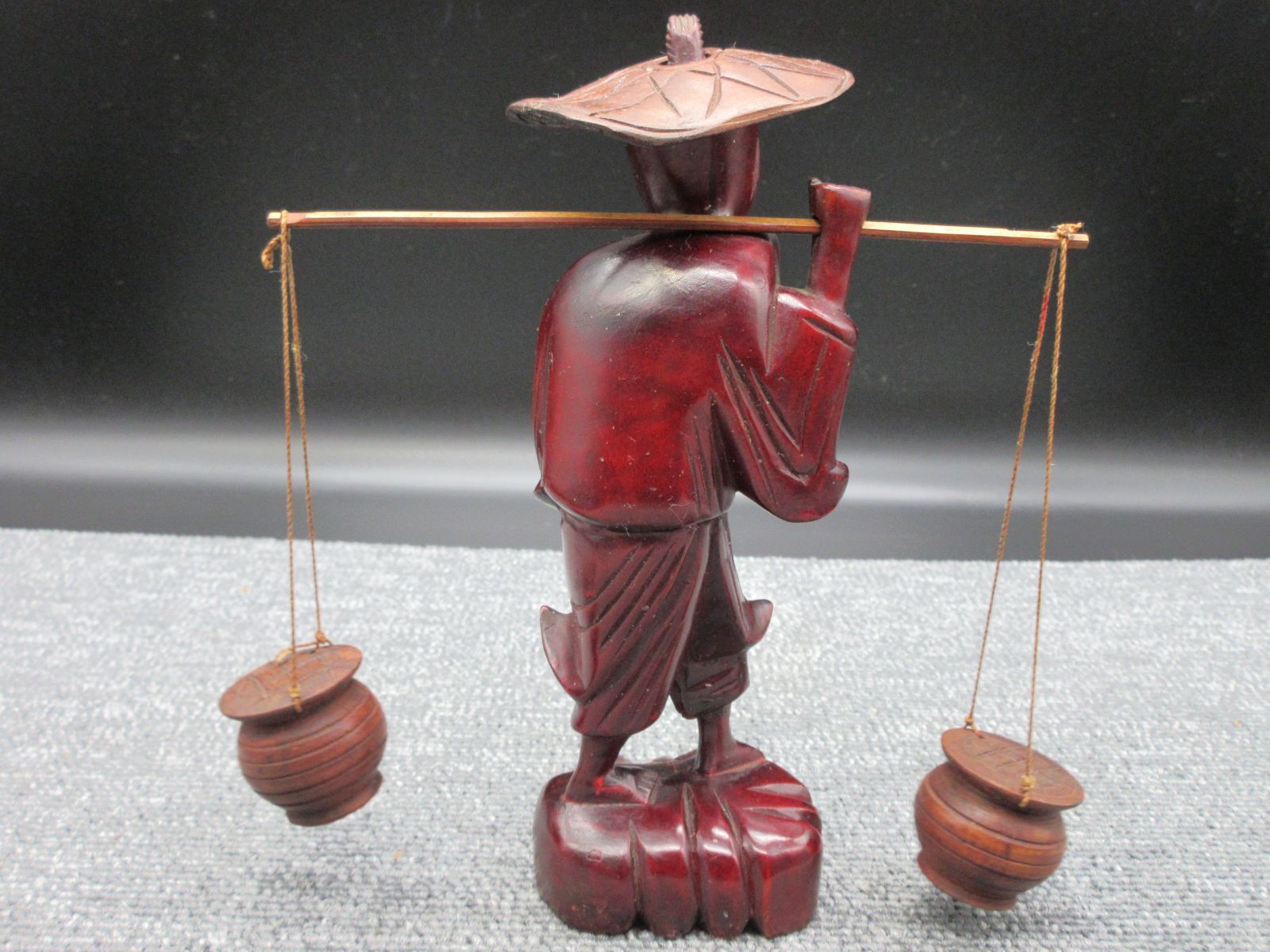 木彫り 天秤棒を担ぐ老人 東南アジア 民芸品 置物 (小) type-B