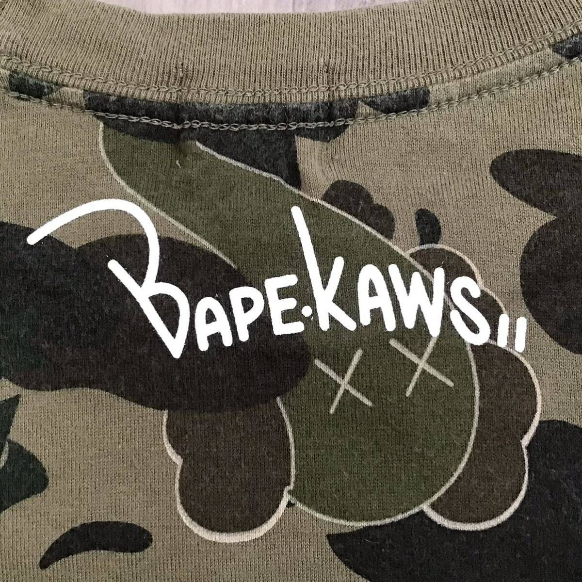 レア BAPE × KAWS カレッジロゴ Tシャツ