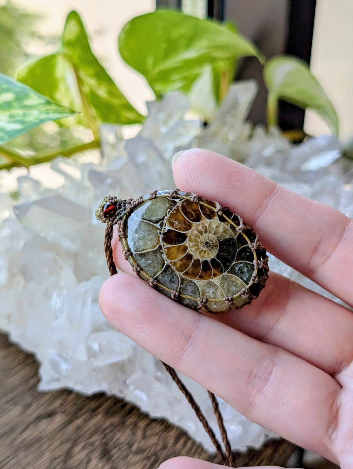 ☆アンティークカラー☆アンモナイト・化石☆マクラメ編みネックレス