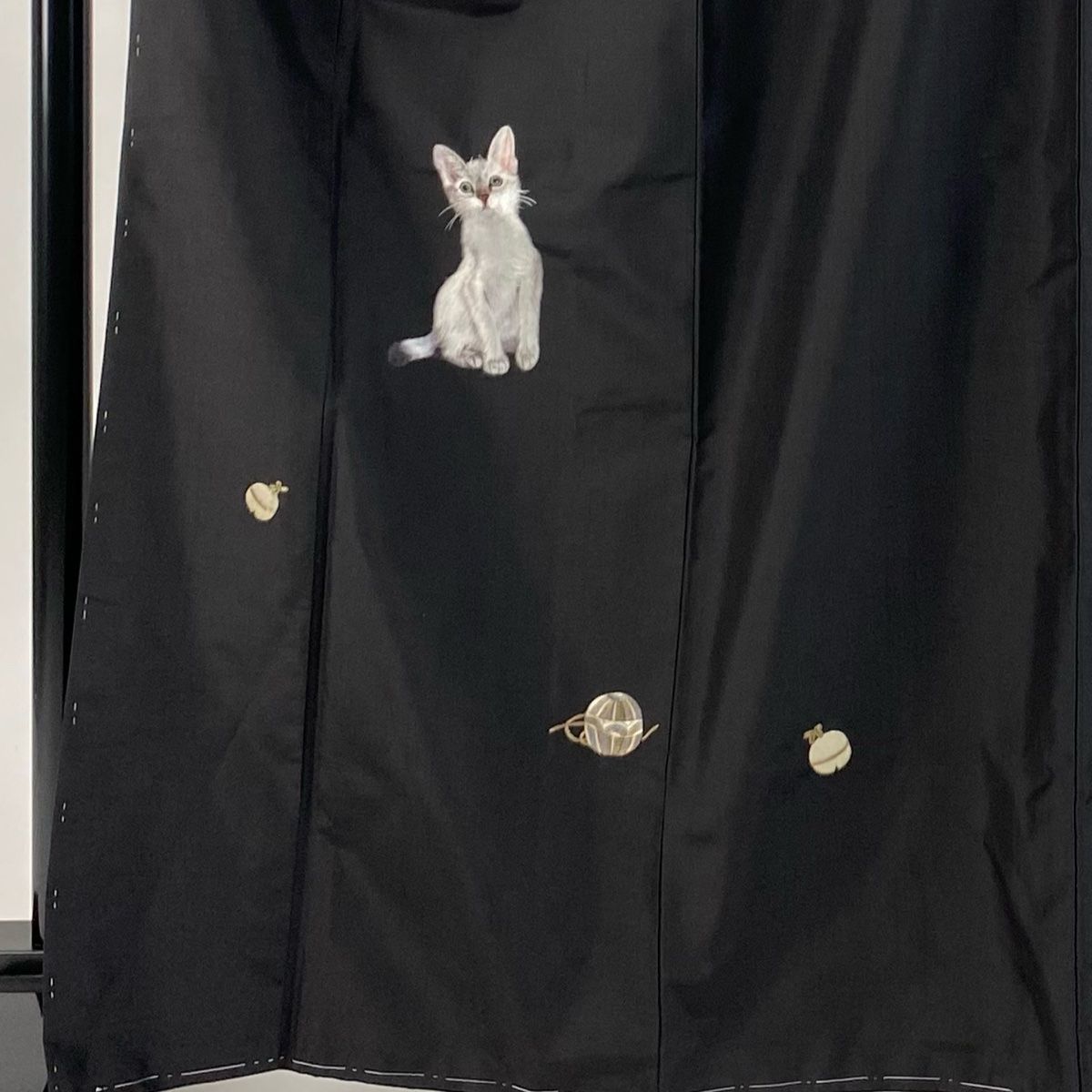 付下げ 身丈166.5cm 裄丈68cm L 袷 紬地 猫 手鞠 刺繍 金糸 墨色 正絹