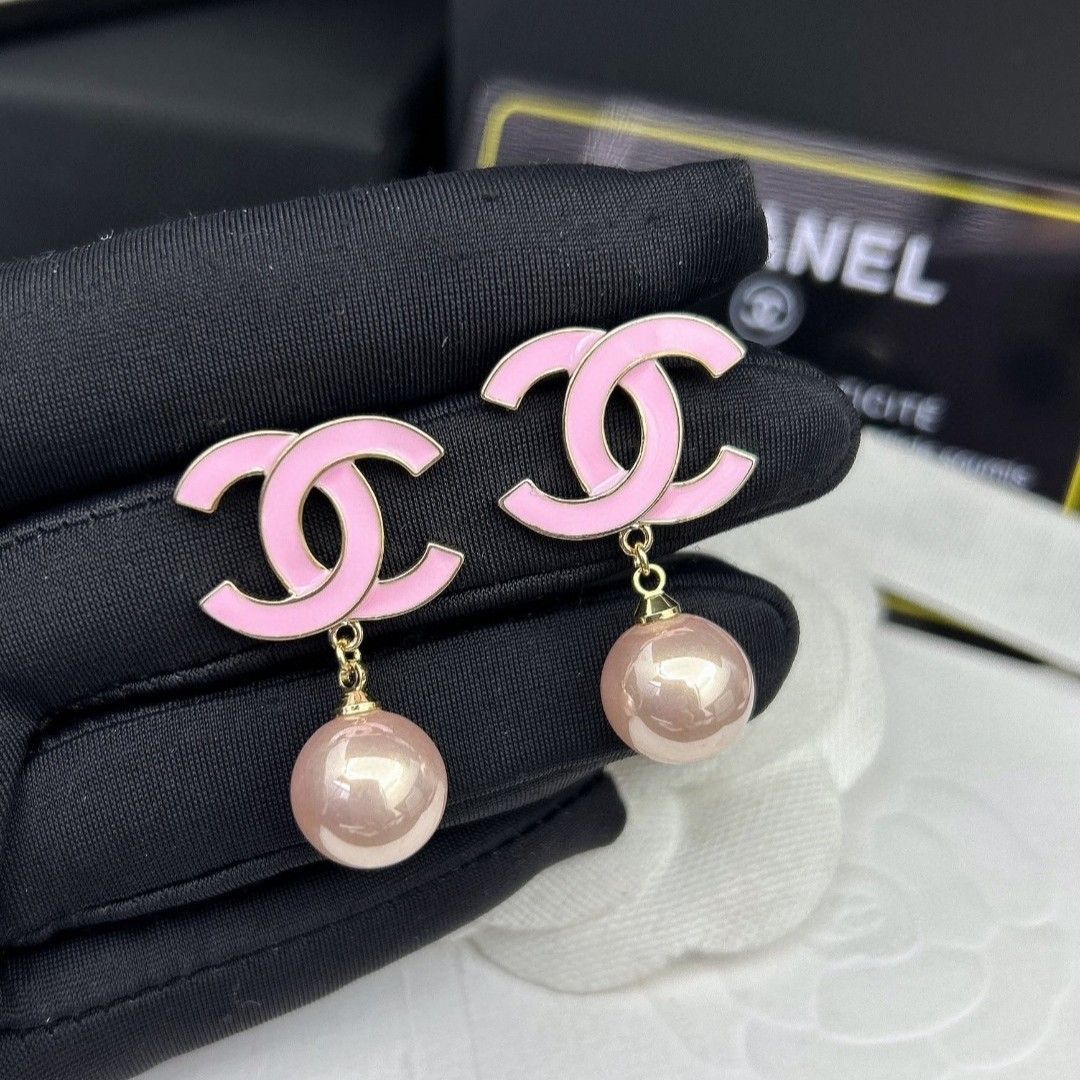 新品未使用】Chanel（シャネル）ピンクエナメル CC ロゴ ピアス-こうきゅう - メルカリ