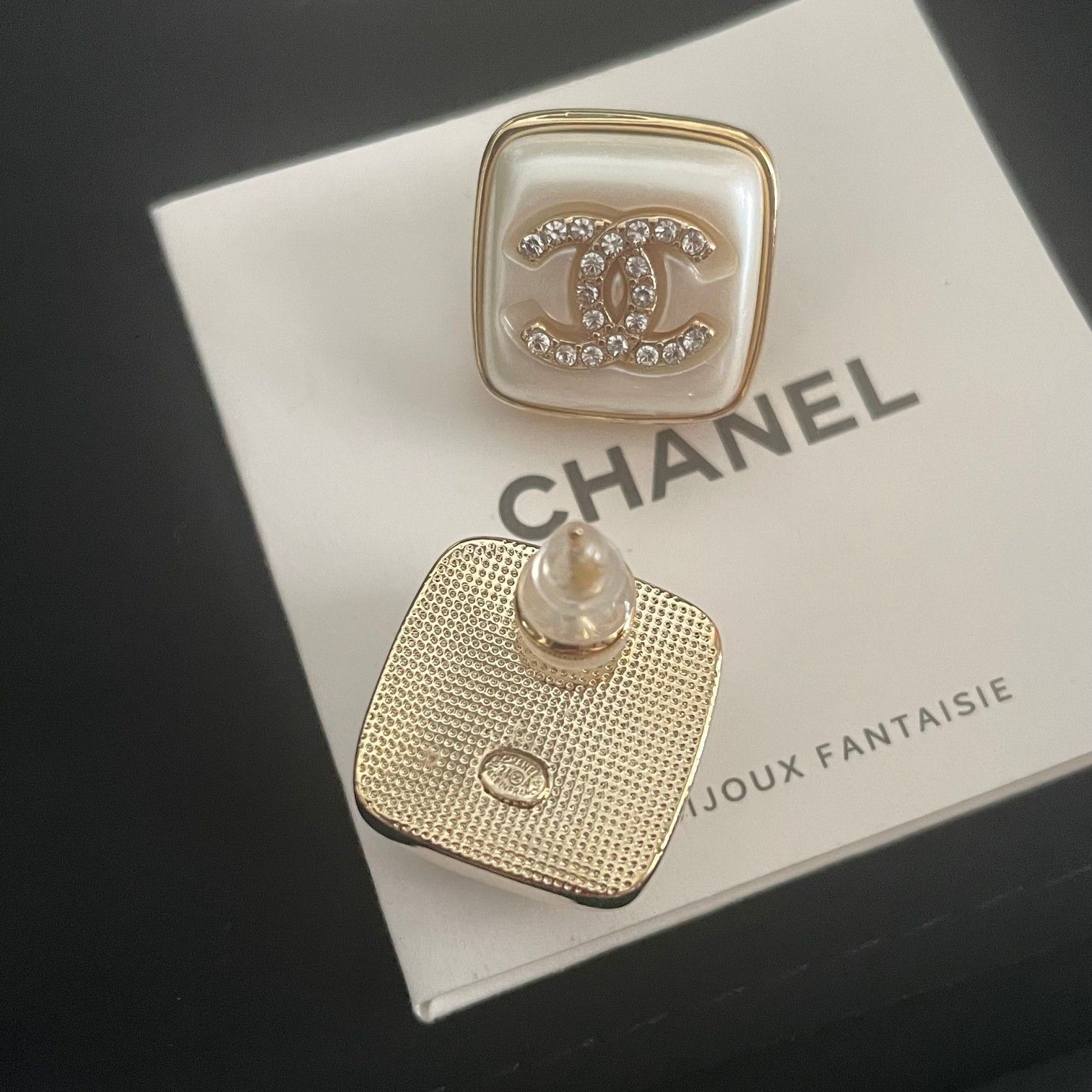 CHANEL シルバー ロゴ ピアス ビンテージ 未使用 保管期間有り 箱付き❗️ CHANEL シルバー ロゴ ピアス ビンテージ 未使用 保管期間有り