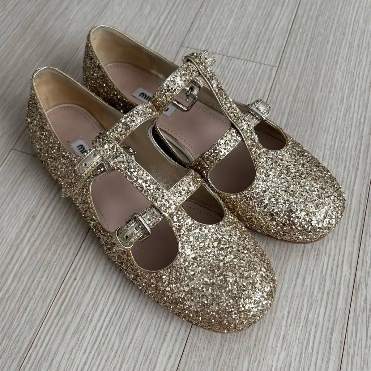 miumiu バレエシューズ　メリージェーングリッター Glitter Mary Jane pumps in silver - Miu Miu | Mytheresa