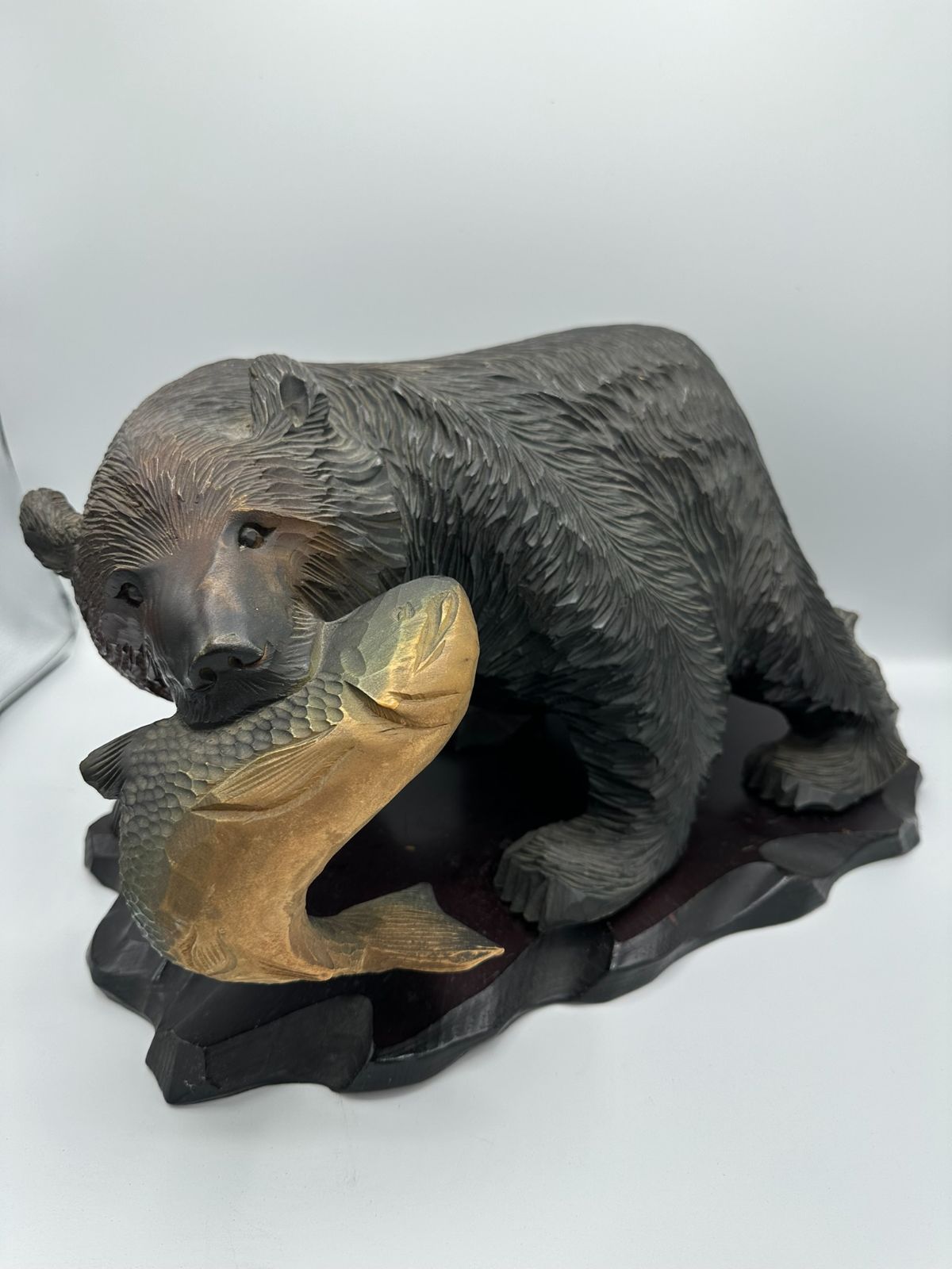 木彫り熊 熊の置物 北海道 知床　木彫民芸品 鮭 木彫り 木製 工芸品 縁起物 開運 魔除け 飾り インテリア 和風 小道具 置台付き