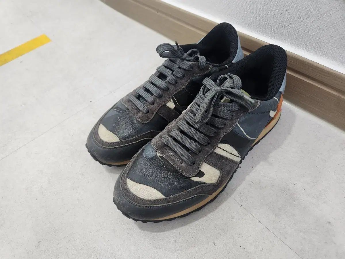 VALENTINO(ヴァレンティノ) 迷彩 スニーカーズ 41 サイズ オレンジ