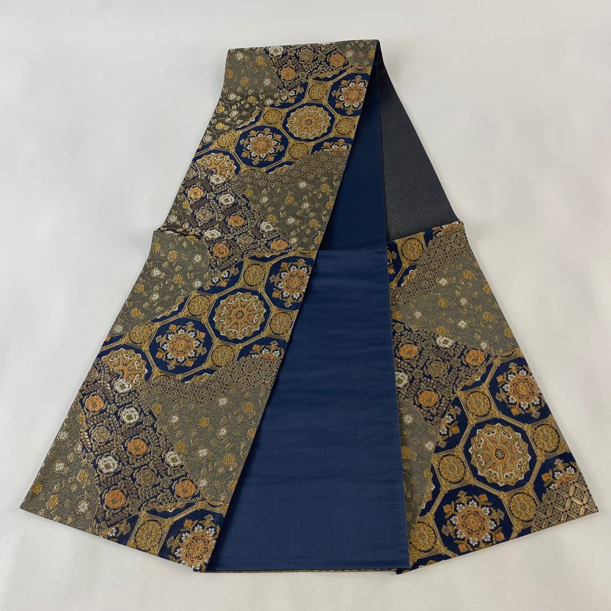 G10 六通柄袋帯 壹千八百口 繻珍織 宝相花文 金絲 帝王紫 美品 袋帯 美品 六通 箔 正絹 秀品 華文 金糸 花唐草 中古 墨色 名品 金銀糸