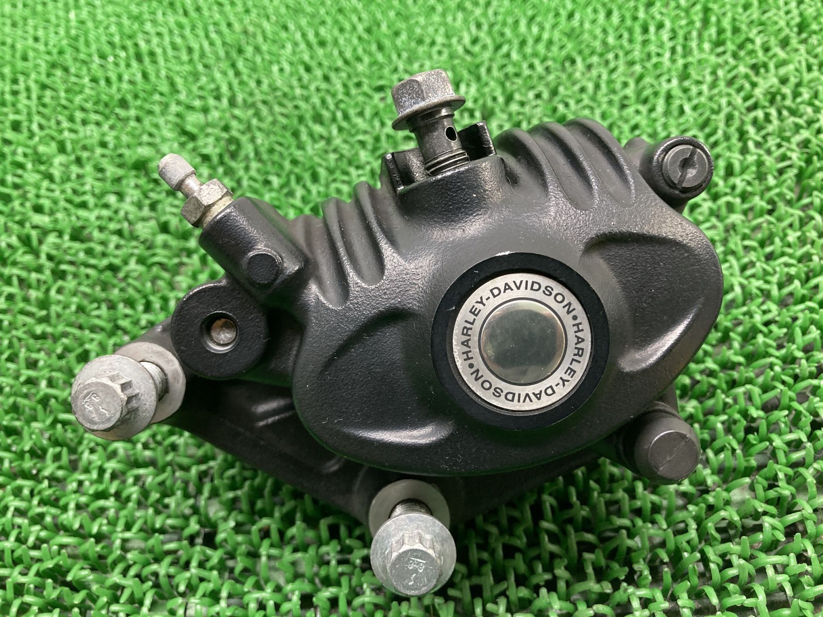 XL883N フロントブレーキキャリパー ハーレー 純正 04年-13年 スポーツスター 883アイアン キャリパーサポート 割れ欠け無し