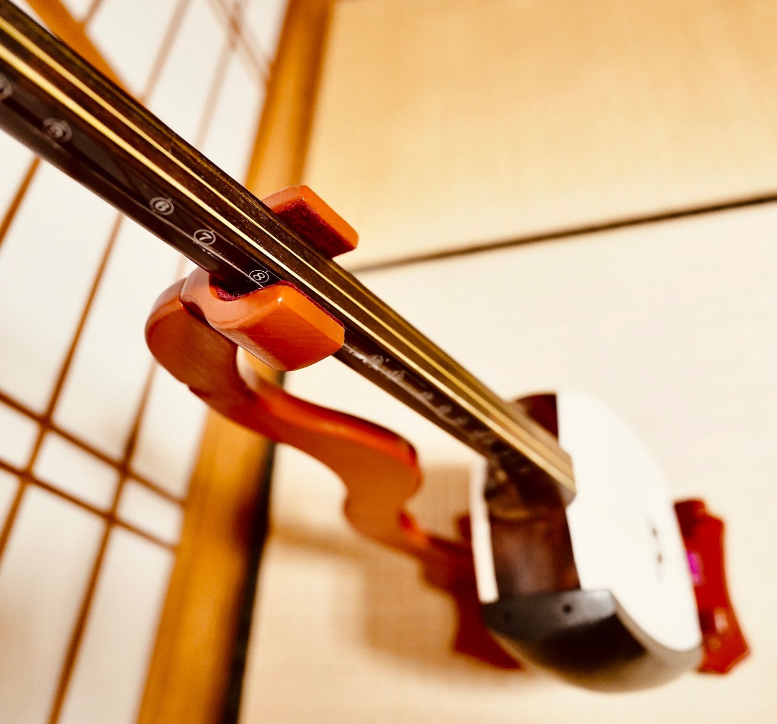 24時間以内に発送 手作り木工 木製三味線スタンド 赤漆 タイプB