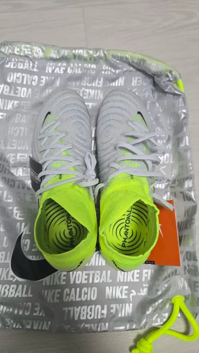 ナイキ FANTOM ルナ 2 エリート FG 235mm サッカーシューズ