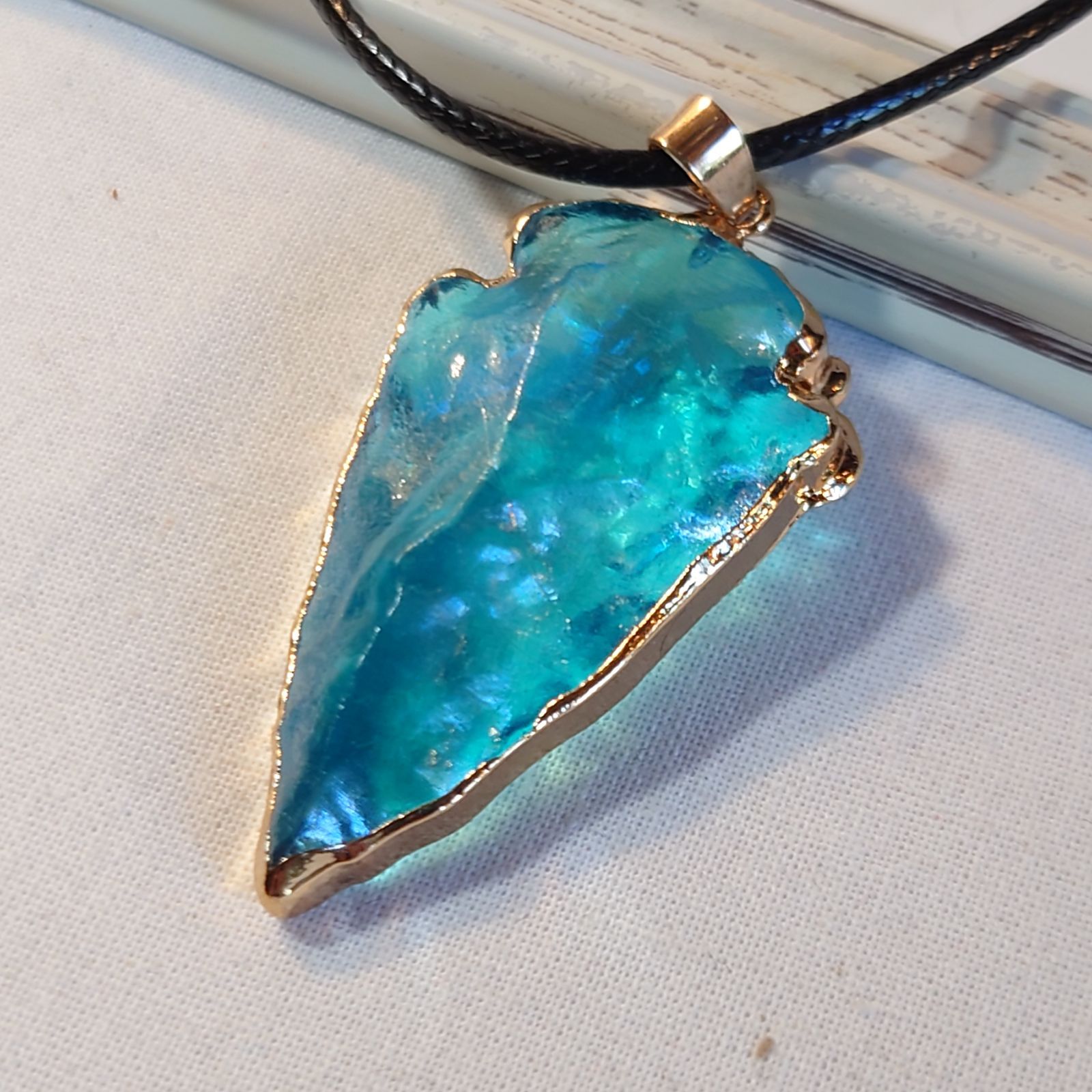 人工水晶（瑠璃）の大きなアクアオーラクリスタルの矢じりのネックレス 