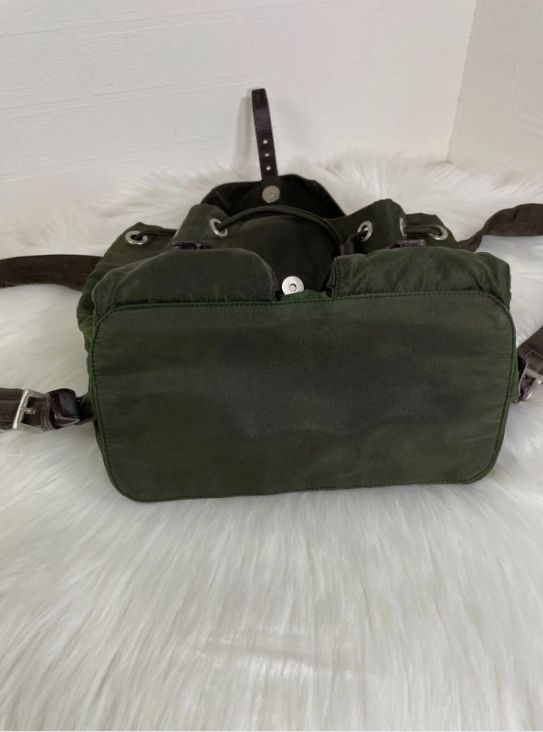 PRADA プラダ　三角ロゴ　ナイロン　カーキ　巾着　リュック　バックパック Prada プラダ ナイロン バックパック リュック 巾着 三角ロゴ