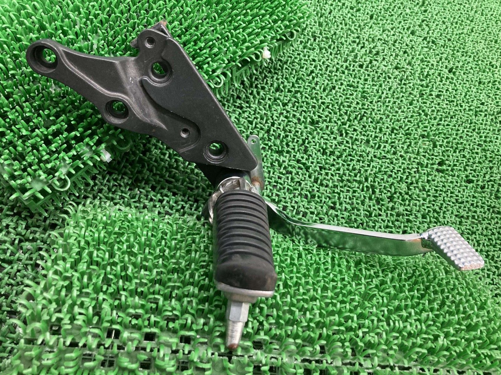 ZRX1200ダエグ ステップ 右 35011-1820 カワサキ 純正 中古 バイク