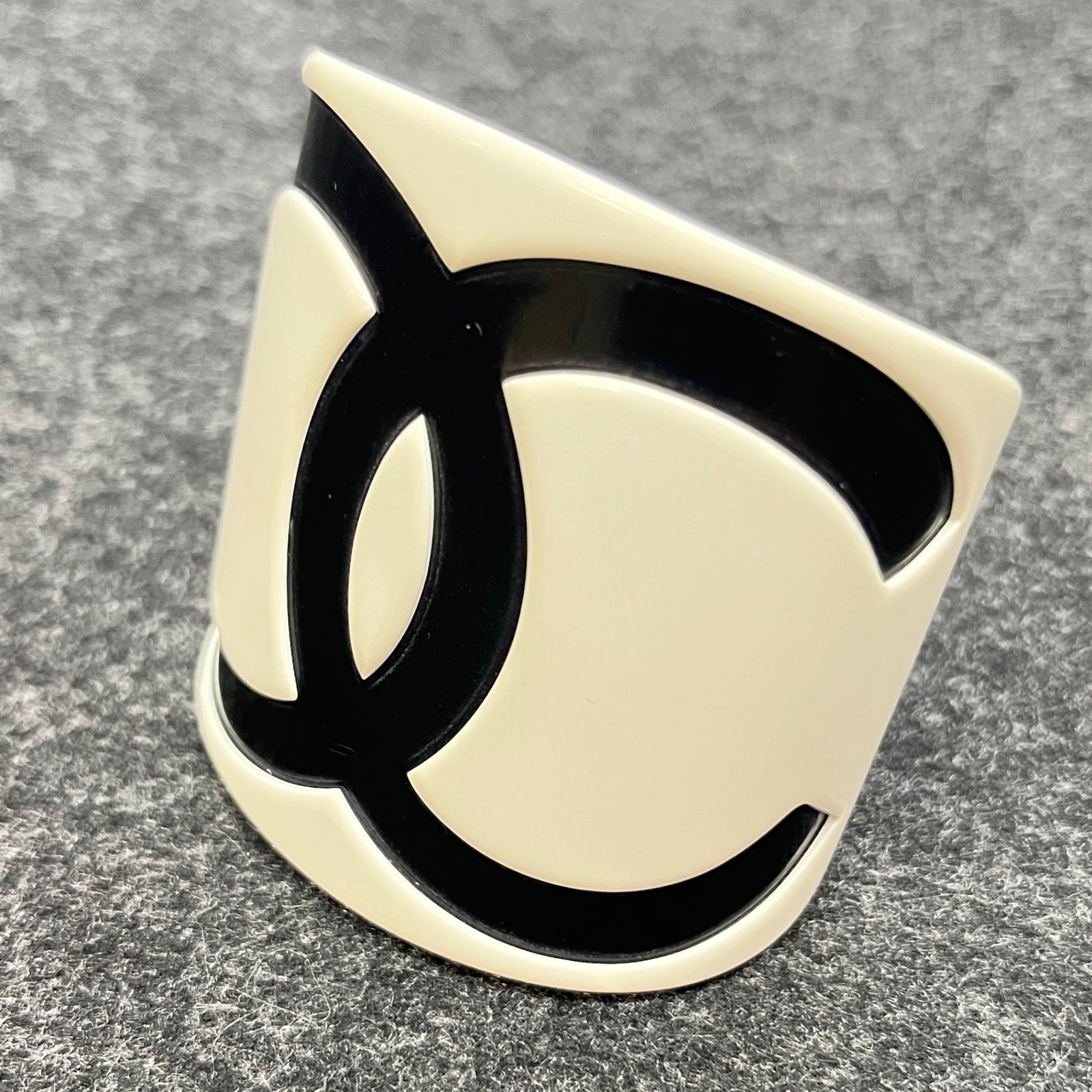 CHANEL シャネル ココマーク バングル ホワイト×ブラック プラスチック