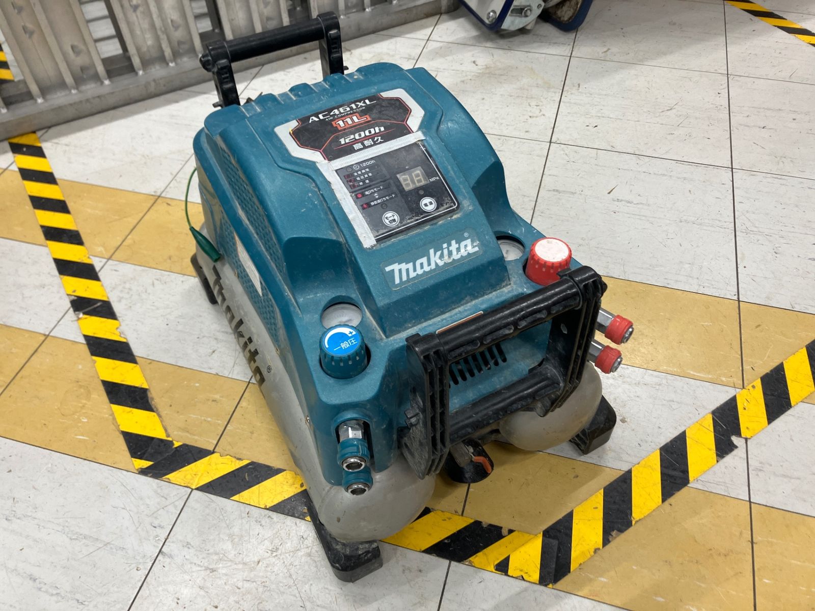 送料無料 ジャンク品 マキタ makita エアコンプレッサー AC461XL エアが0.7までしか上がらず充填が止まりません アクトツール富山店 風