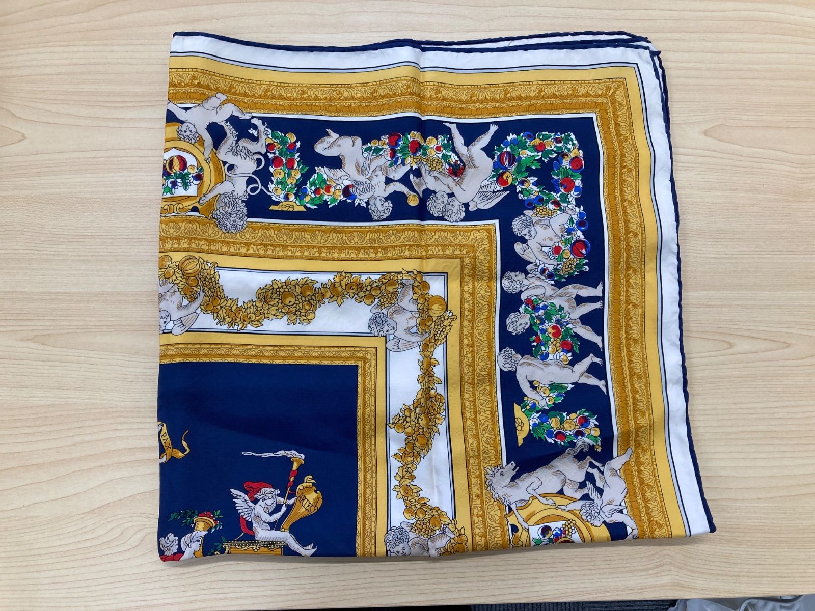 美品 CELINE セリーヌ シルクスカーフ ホワイト ネイビー セリーヌ CELINE スカーフ（シルク） CELINE セリーヌ イタリア製 100