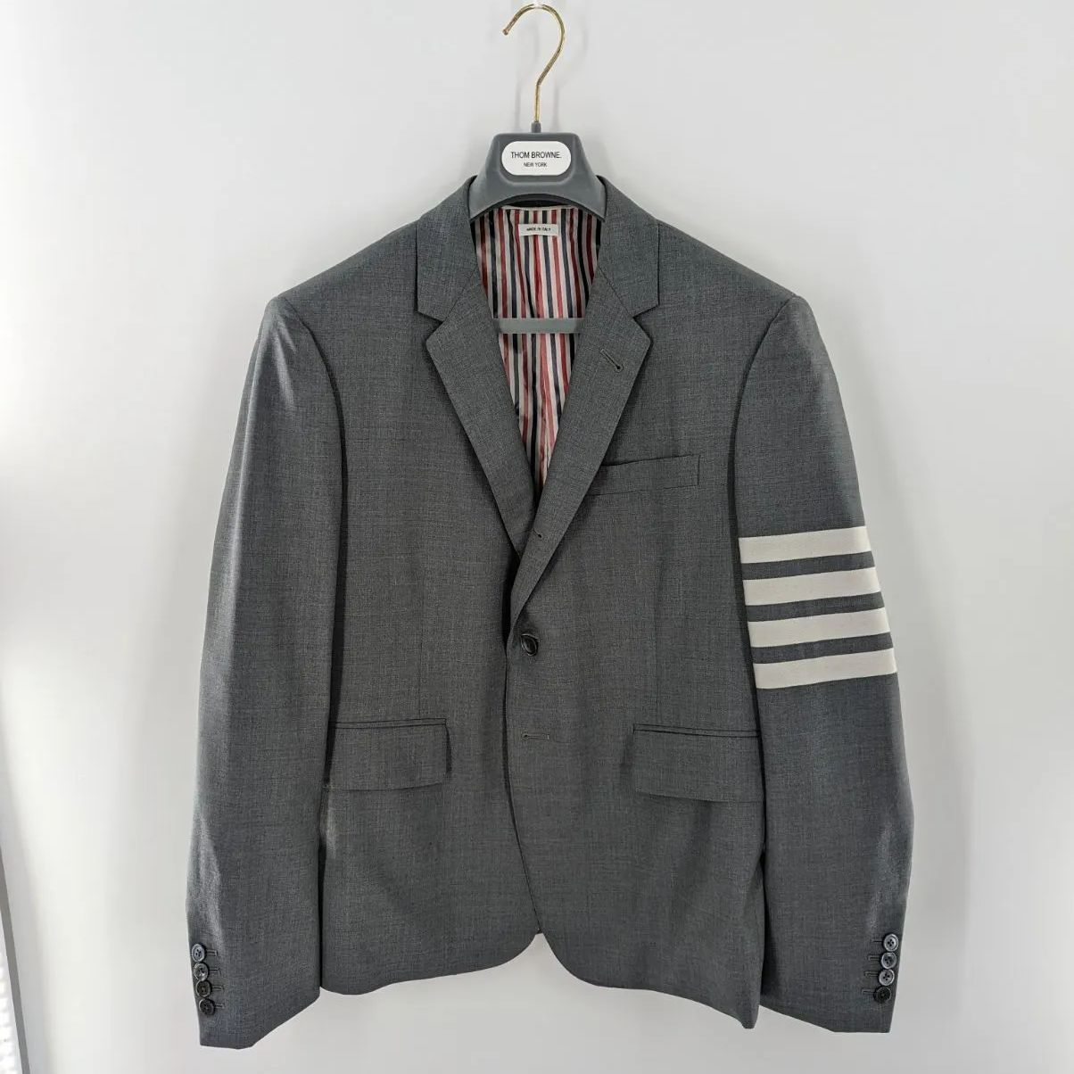 【関税込み】Thom Browne グレー 4-Bar テーラードジャケット Thom Browne 4 BAR スーツジャケット - Medium Grey | FWRD