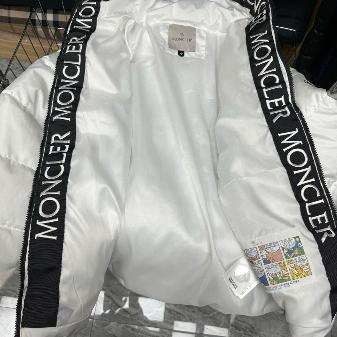 MONCLER （モンクレール）ダウンジャケット