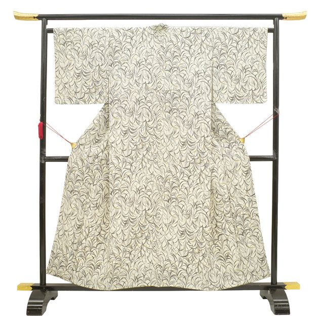 紬 着物 リサイクル 正絹 袷 手染め 染め柄 白ベージュ 草花 葉 さが美扱い カジュアル 春 秋 冬 着物 ガード加工済み 仕立て上がり 身丈158 裄丈65 Ｍサイズ みやがわ sb16351