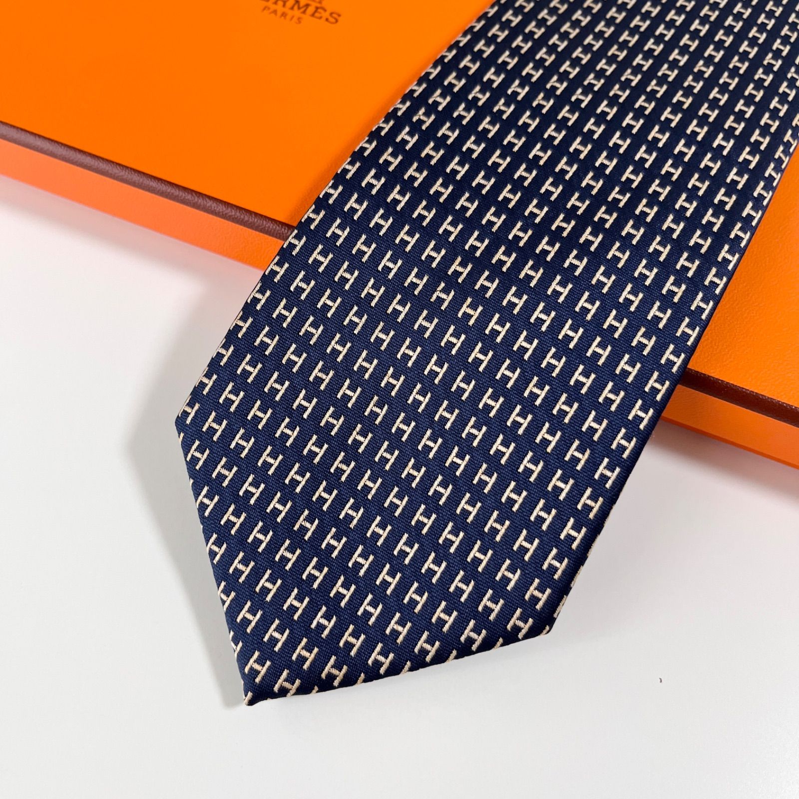 HERMESネクタイ 美品 美品 HERMES エルメス ネクタイ シルク100% ダークネイビー H柄