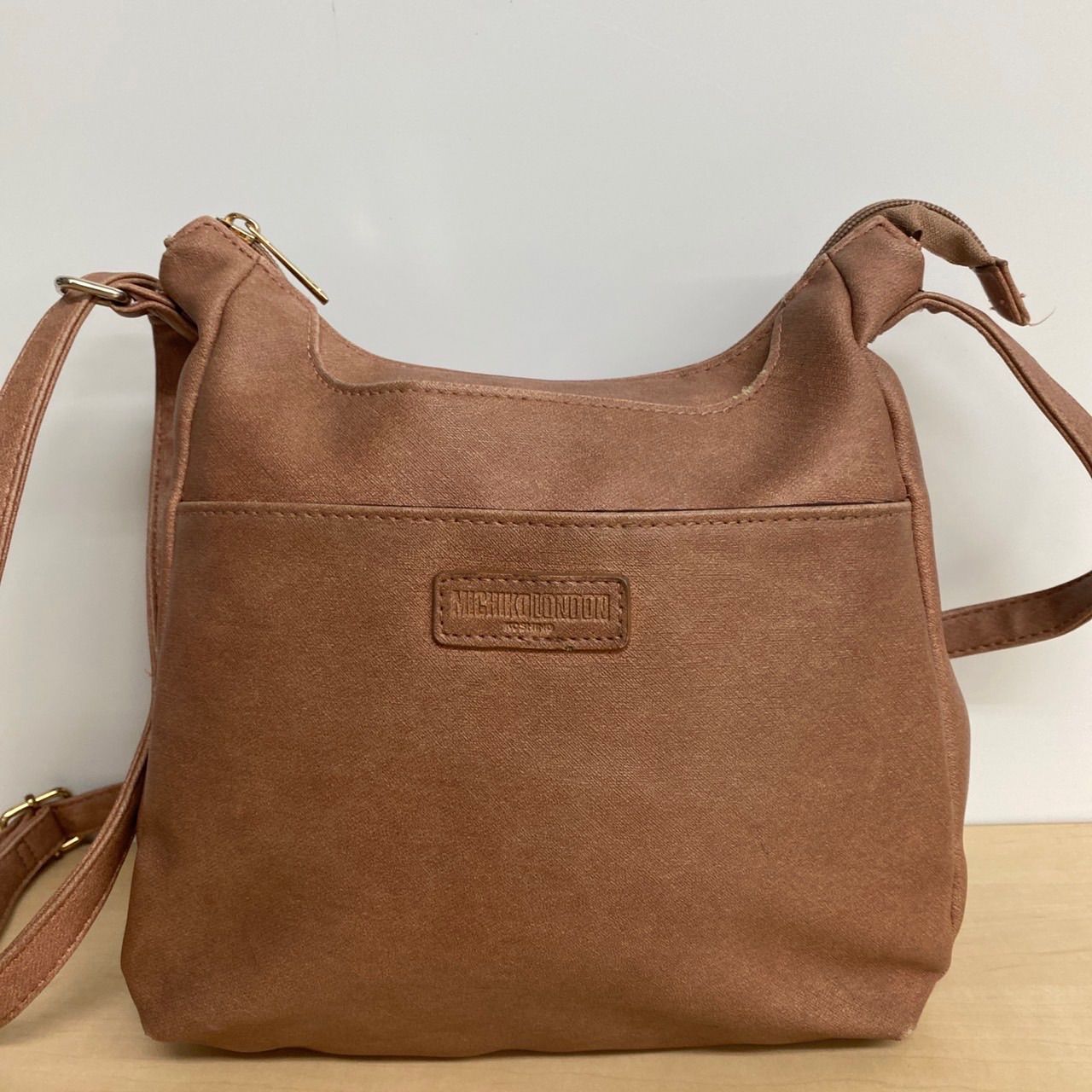 美品【ヒロコ コシノ】ワンショルダーバッグ　レザー　スタッズ　プレート　ブラック MICHIKO LONDON KOSHINO レザー ショルダーバッグ B161 - メルカリ
