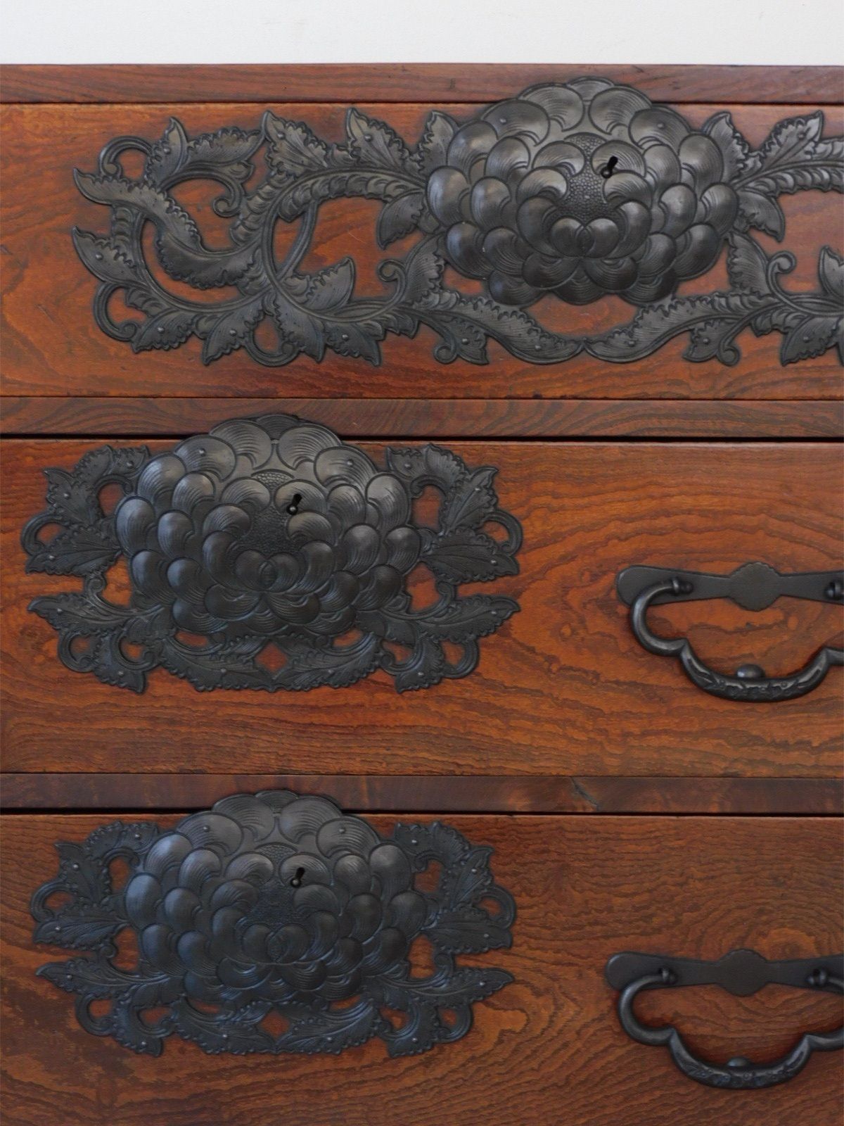 牡丹図金具 時代箪笥