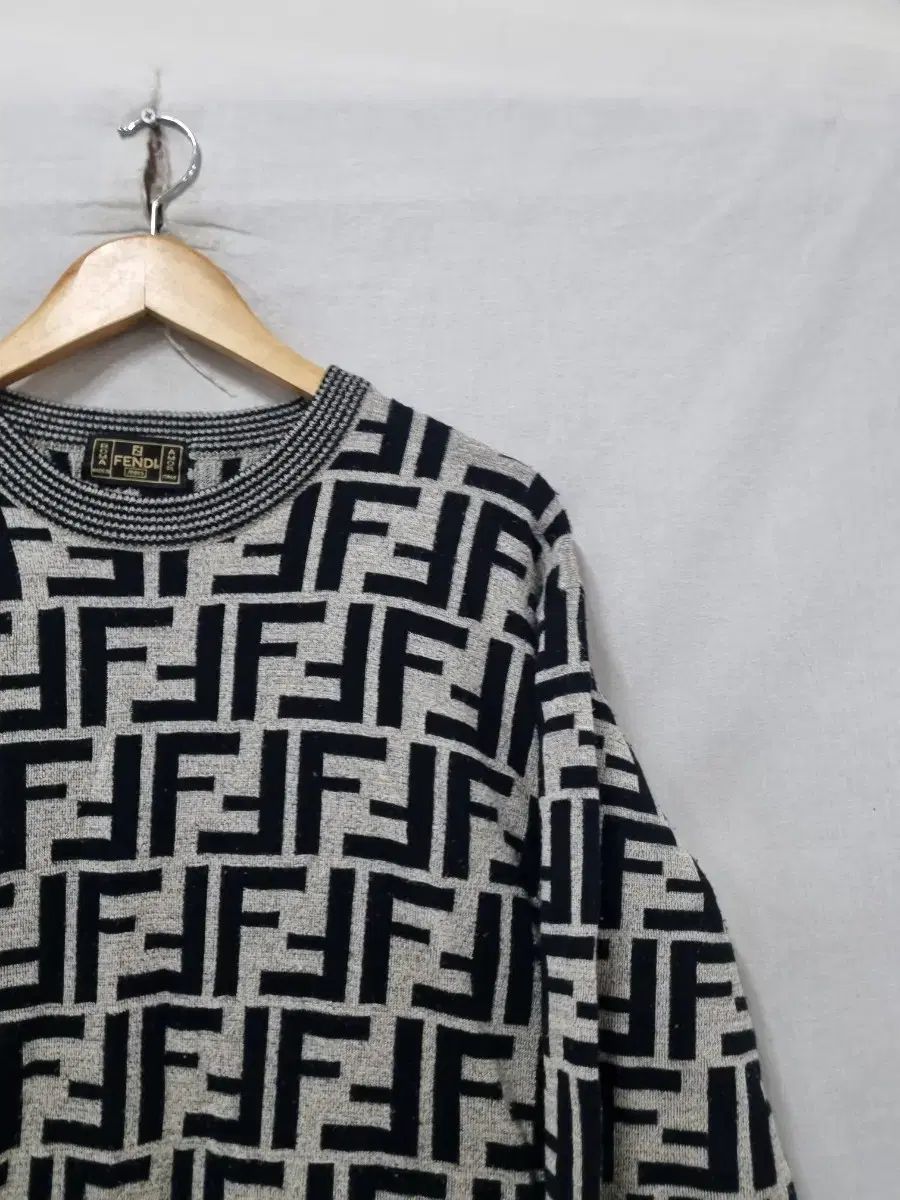 Fendi ロゴ入り ニットセーター 黒 Fendi ロゴ入り ニットセーター 黒