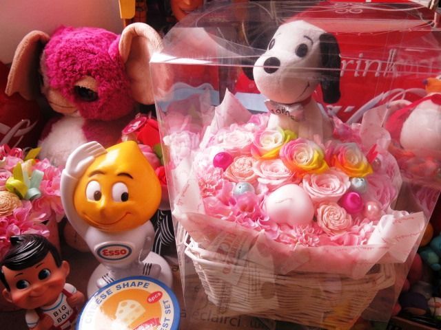結婚記念日 プレゼント スヌーピー入り 花 アンティーク スヌーピーぬいぐるみ レインボーローズ プリザーブドフラワー入りギフト ケース付き スヌーピー種類はおまかせ