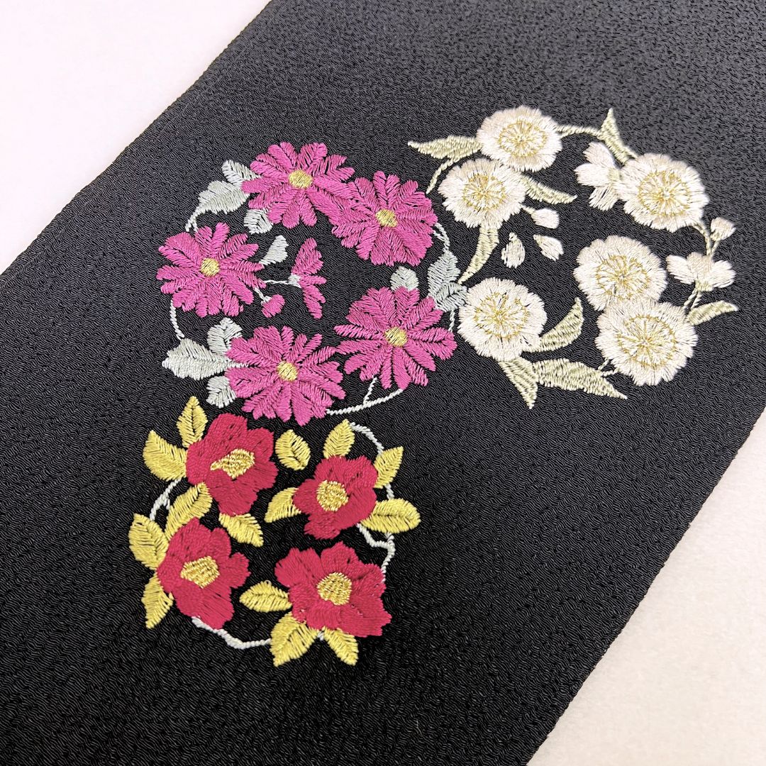 振袖用長襦袢 サーモンピンクに花と雪輪紋 ぷっくり花模様の刺繍半襟 振袖用長襦袢 サーモンピンクに花と雪輪紋 ぷっくり花模様の刺繍半襟
