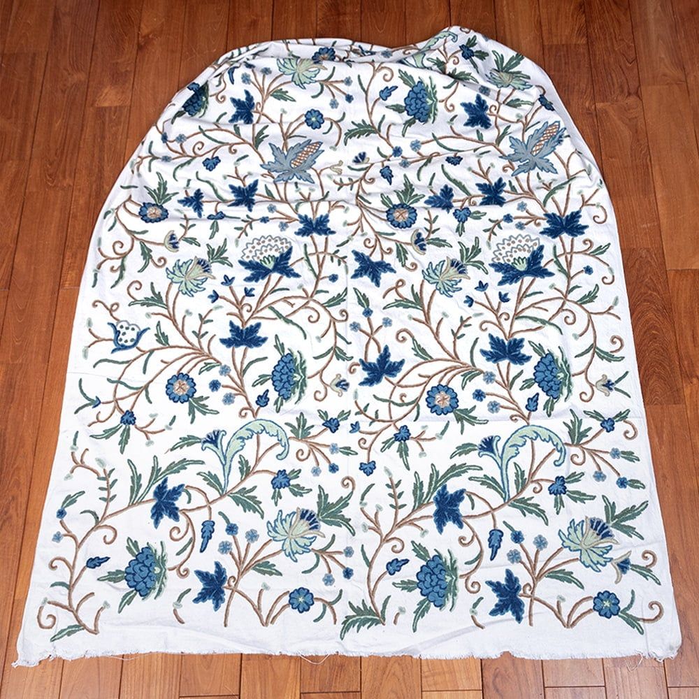 ウール刺繍糸による贅沢な刺繍〔約132cm〕