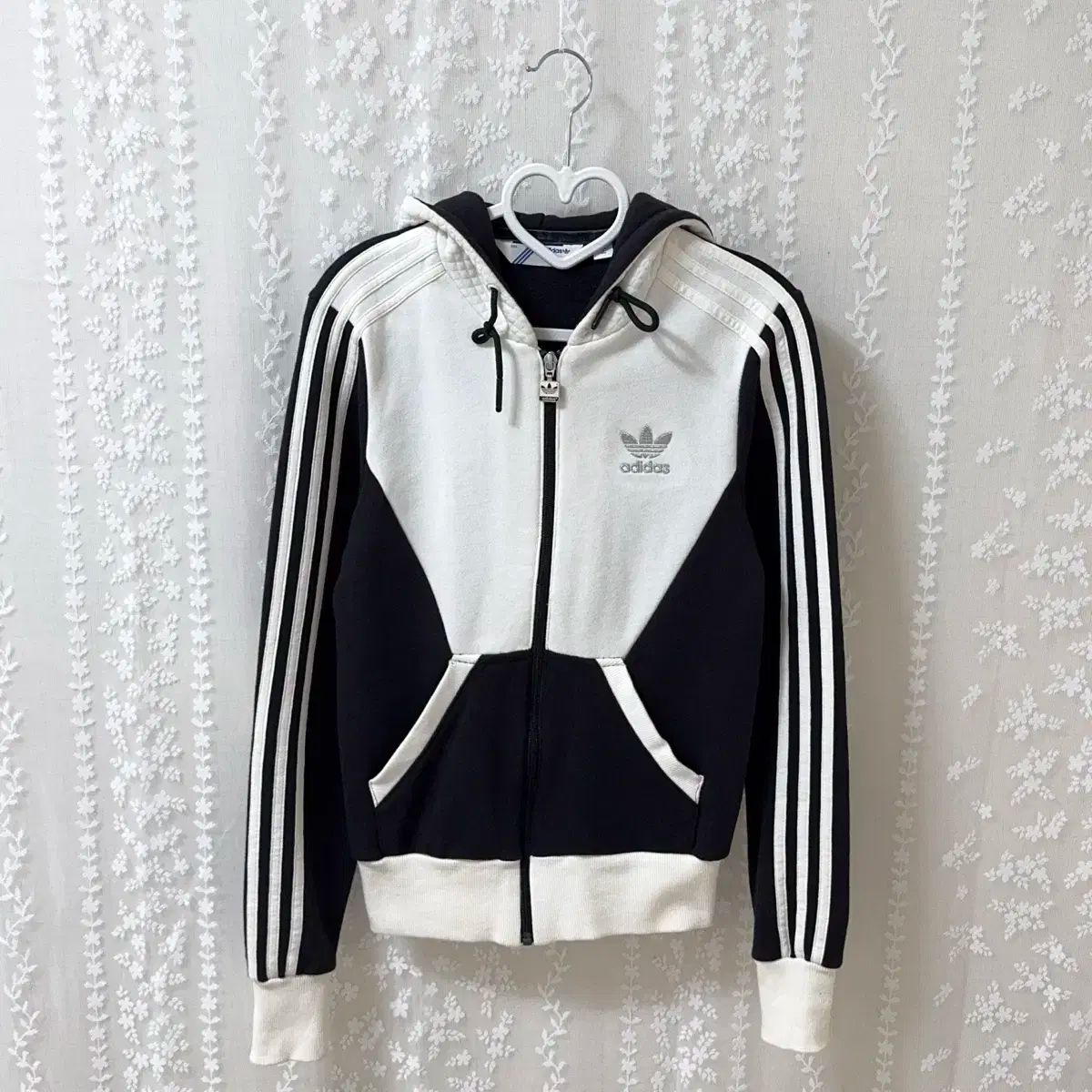 adidas アディダス オーク シルバー ロゴ 黒 白 3本線 ジップアップパーカー フード付き コットン 綿 ジャージ
