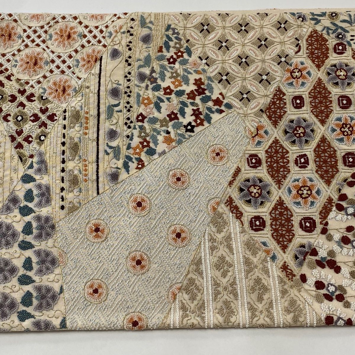 正絹　ポイント柄　相良刺繍袋帯　上品なベージュ系　華文 正絹 ポイント柄 相良刺繍袋帯 上品なベージュ系 華文