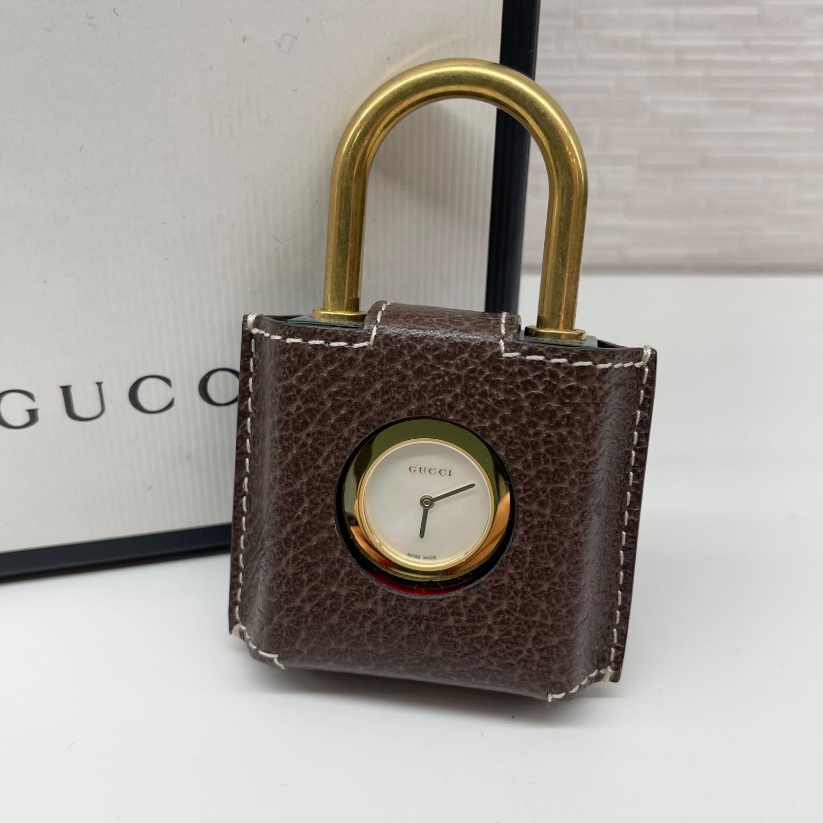 【新品同様品】GUCCI グッチYA150501/150.5 コンスタンス パドロックウォッチ SS ゴールド×グリーン×レッド ホワイトシェル  クオーツ 置き時計 インテリア レディース 女性用 メンズ ボーイズ ブランドウォッチ メタルゴールド