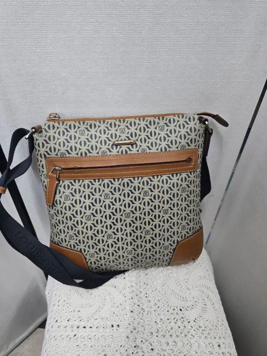 ルイス ガトスクロスボディバッグ