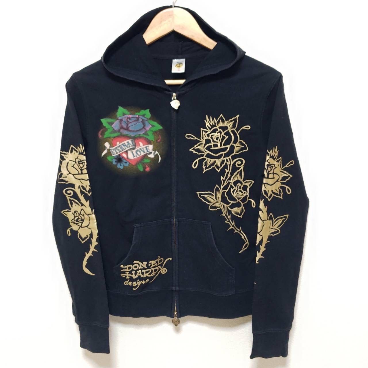 ストリート＆ロックテイスト！【Ed Hardy】エドハーディー ラインストーン ジップ パーカー フーディ トップス アウター ゴールド ロゴ 個性派  豪華 キラキラ ハート USA製 カジュアル スウェット ストレッチ ブラック 黒 XL/M20381jm - メルカリ