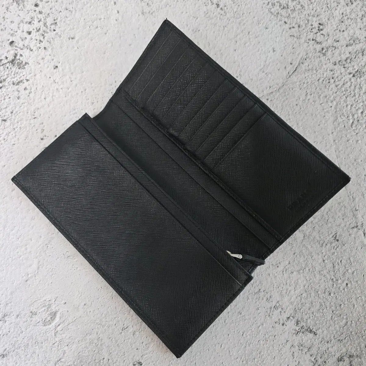 ✨良品✨ プラダ サフィアーノ メンズ ラウンド 長財布 メタルロゴ ブラック ✨美品✨】プラダ 長財布 ラウンドジップ 三角ロゴ サフィアーノ