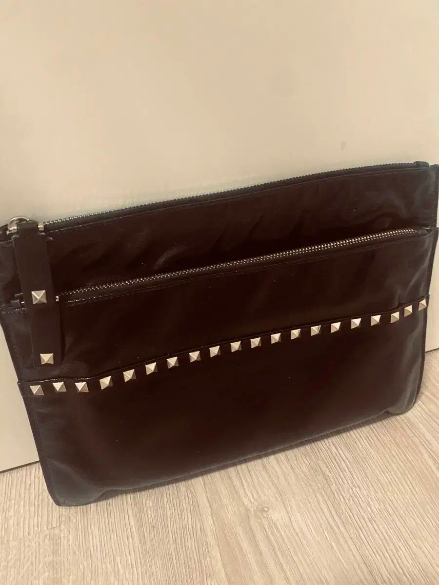 ヴァレンティノ ブラック スタッズ クラッチバッグ