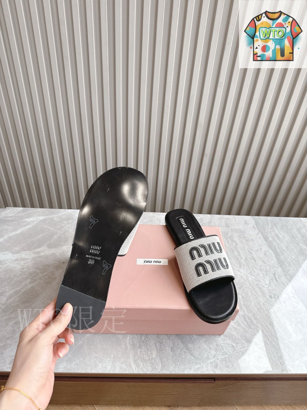 （sale)ミュウミュウ スリッパと下駄 女性 皮革 黒 スリッパ MiuMiu(ミュウミュウ) 靴・シューズ(レディース