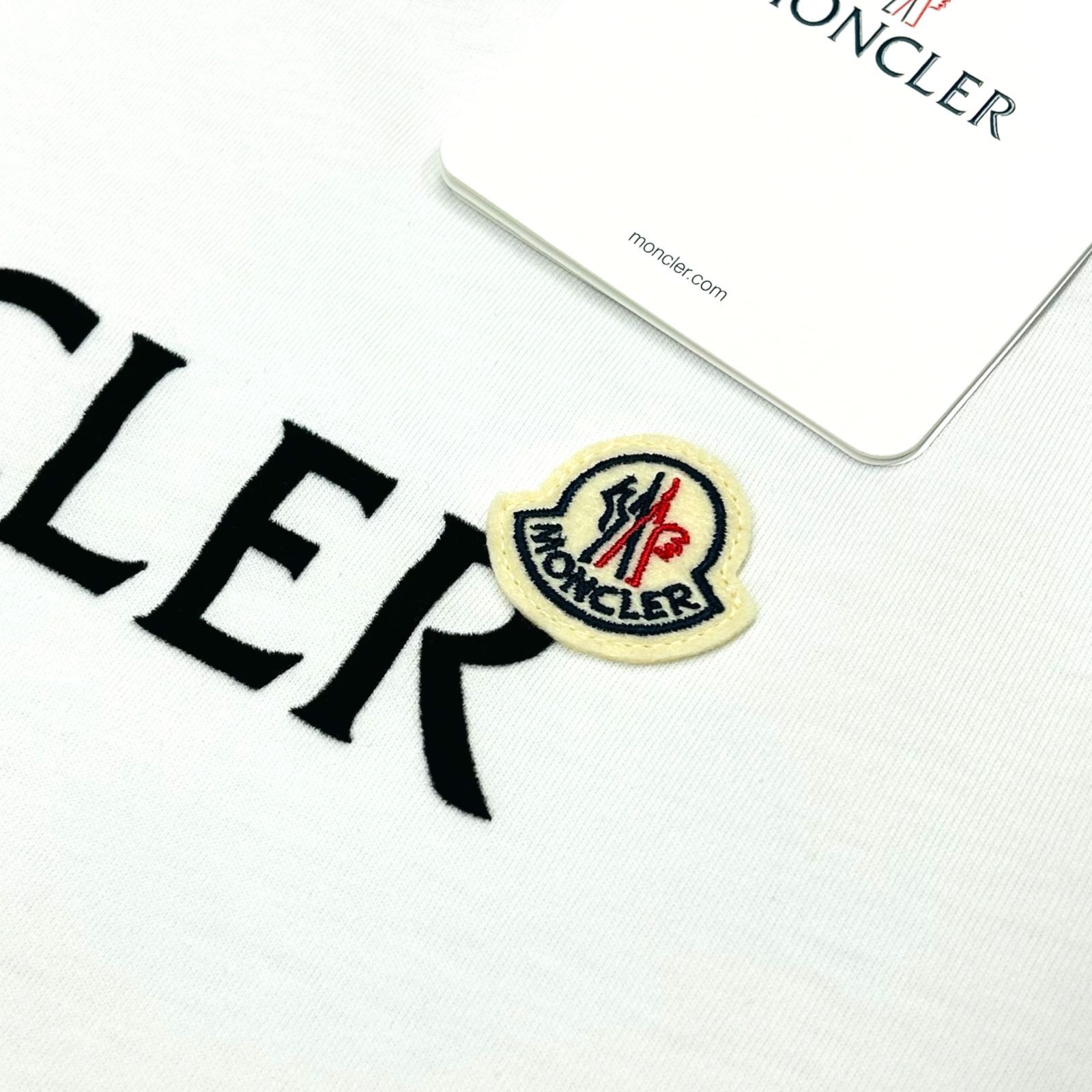MONCLER フェルト レタリング フロックロゴ パッチ Tシャツ 新品 MONCLER フェルト レタリング フロックロゴ パッチ Tシャツ