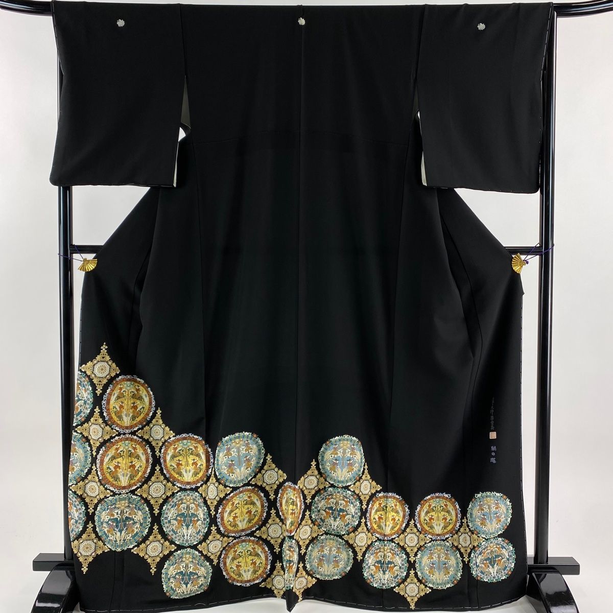 黒留袖 身丈163.5cm 裄丈64cm M 袷 蒋雪英 やまと 落款あり 宝尽くし 金糸 刺繍 黒 正絹 逸品 中古 黒留袖 身丈163cm 裄丈65cm M 袷 蒋雪英 やまと 御所車 草花 刺繍 金彩 黒