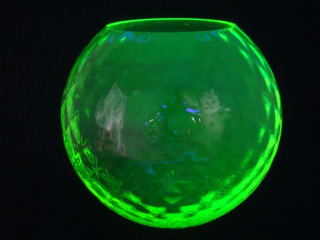 ウランガラスの花瓶 黄色 by チェコボヘミアガラス ウランガラスの花瓶