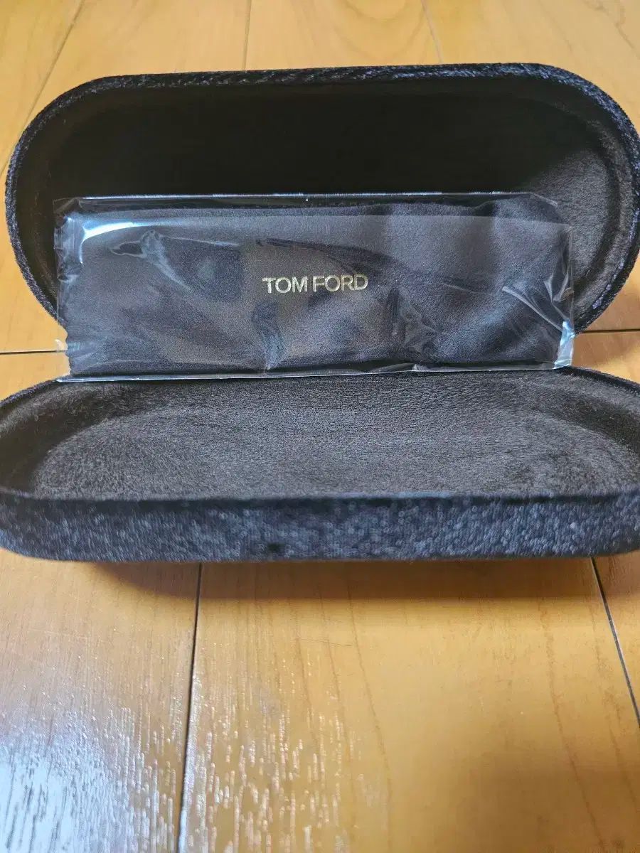 Tom Ford トムフォードブラックサングラス ケース付き TOM FORD