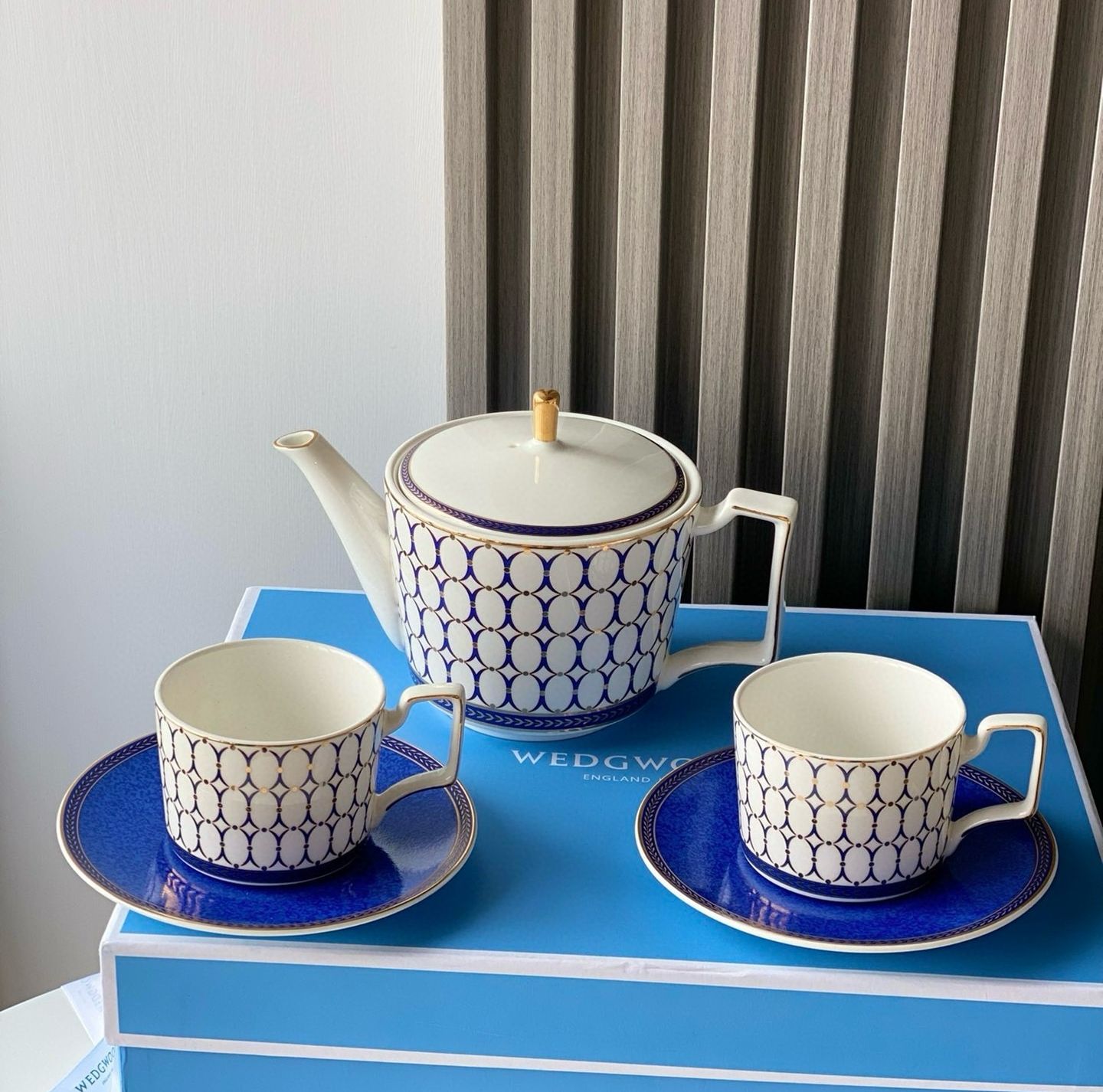 瀬戸焼　真玉園清彦　瀬戸染付菊桐陽刻文外漆鼎足重箱　13cm 瀬戸焼 真玉園清彦 瀬戸染付菊桐陽刻文外漆鼎足重箱