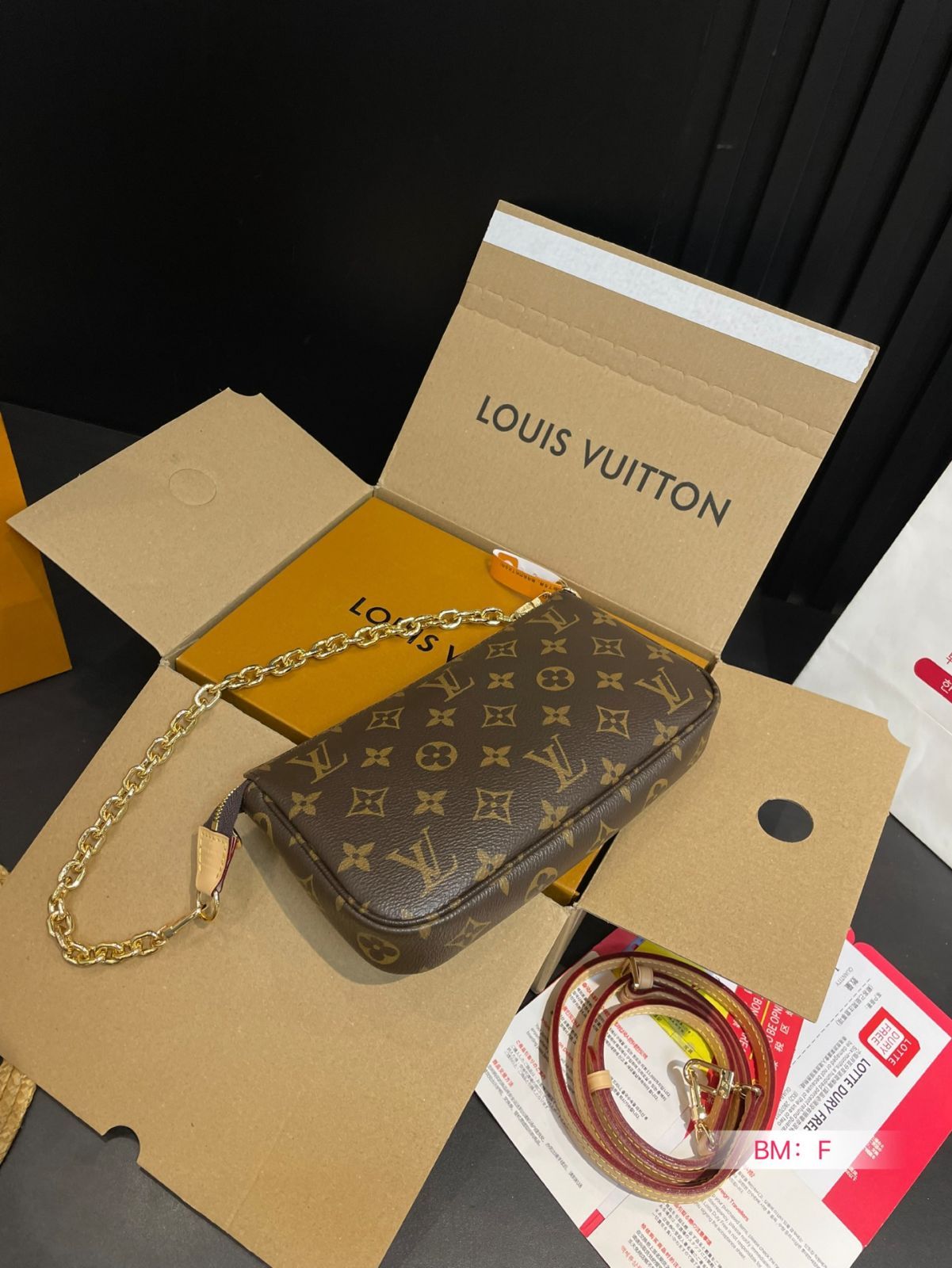 ❣️極美品❣️箱布袋付❣️LOUIS VUITTON❣️６連キーケース❣️おまけ紙袋付❣️ p 1040ギフトボックス🎁 LV・Gucci・定番ロゴ入り斜め掛け