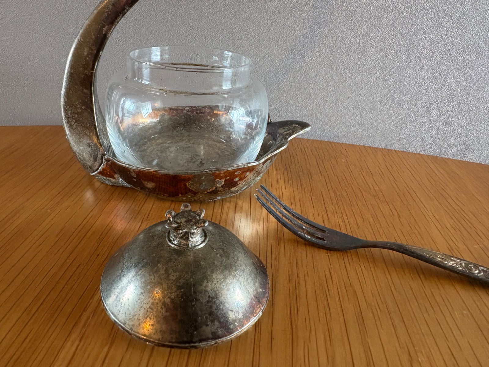 ヨーロッパの古い白鳥の形をしたシュガーポット