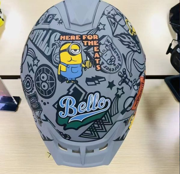 ミニオンズコラボ フルフェイスヘルメット グレーカモフラージュ グラフィックデザイン DECORATOM_COM_BR